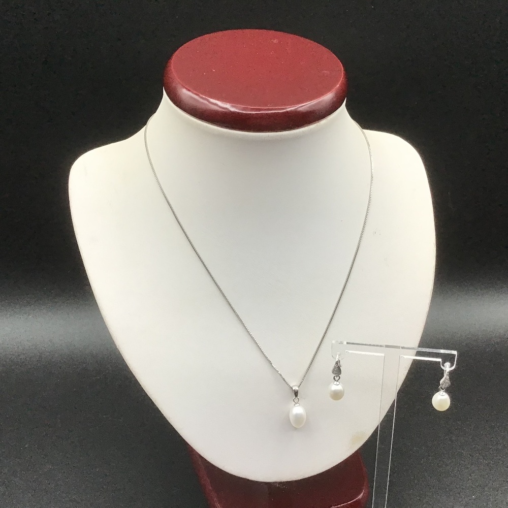 Vintage cultured White Pearls Sterling Silver Necklace and Earring marked  925